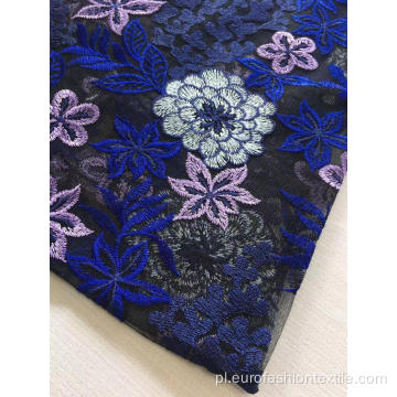 Połącz płaską tkaninę z kwiatowym haftem do odzieży damskiej